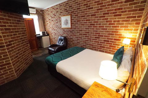 Exies Bagtown - Accommodation Main Beach 2