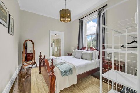 Edwina Suite II - Fireplace, Elegant Heritage Home - Accommodation Main Beach 2