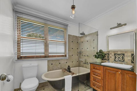 Edwina Suite II - Fireplace, Elegant Heritage Home - Accommodation Main Beach 3