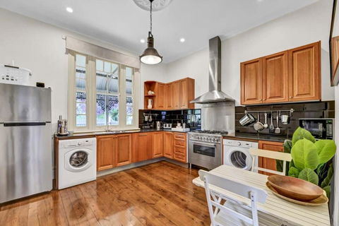 Edwina Suite II - Fireplace, Elegant Heritage Home - Accommodation Main Beach 4