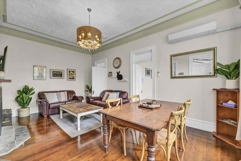 Edwina Suite II - Fireplace, Elegant Heritage Home - Accommodation Main Beach 0