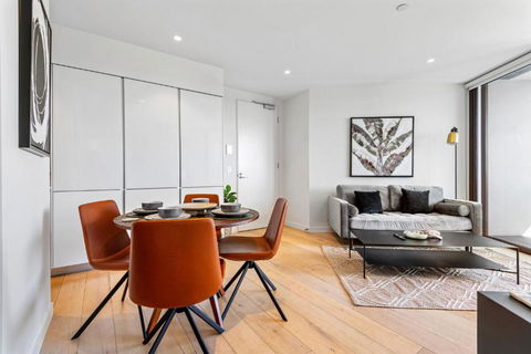 Elegant 2-Bed Apartment With Expansive City Views - Accommodation Main Beach 1