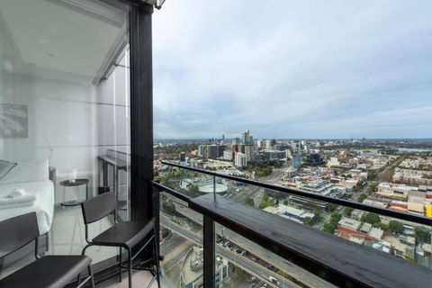 Elegant 2 Bed Apartment With Stunning City Views - Accommodation Main Beach 0