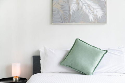 Elegant 2 Bed Apartment With Stunning City Views - Accommodation Main Beach 1