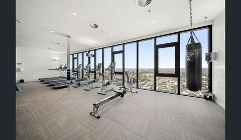 Elegant 2 Bed Apartment With Stunning City Views - Accommodation Main Beach 2