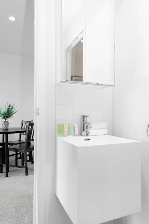 Elegant 2 Bed Apartment With Stunning City Views - Accommodation Main Beach 3