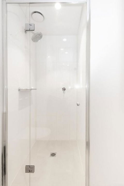 Elegant 2 Bed Apartment With Stunning City Views - Accommodation Main Beach 4