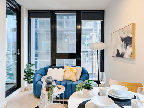 Elegant 2BR Skyline Apt Free Parking - Accommodation Main Beach 0