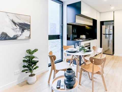 Elegant 2BR Skyline Apt Free Parking - Accommodation Main Beach 3