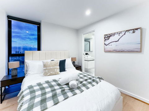 Elegant 2BR Skyline Apt Free Parking - Accommodation Main Beach 1