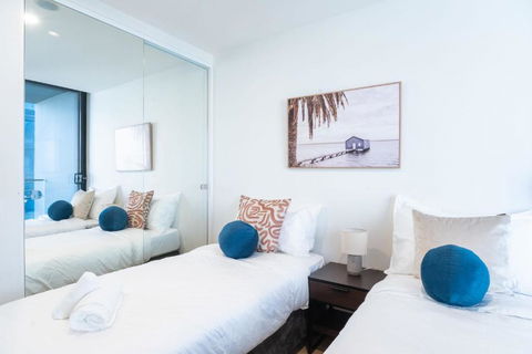 Elegant 2BR Skyline Apt Free Parking - Accommodation Main Beach 2