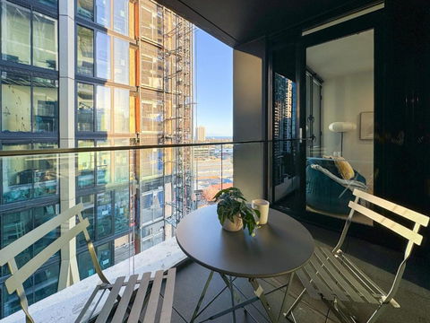 Elegant 2BR Skyline Apt Free Parking - Accommodation Main Beach 4