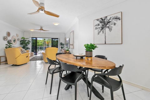 Elegant 3BR Cairns Esplanade Apartment With Pool - Accommodation Main Beach 4