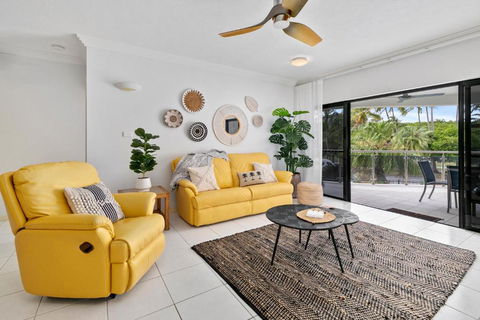 Elegant 3BR Cairns Esplanade Apartment With Pool - Accommodation Main Beach 3