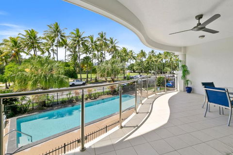 Elegant 3BR Cairns Esplanade Apartment With Pool - Accommodation Main Beach 2