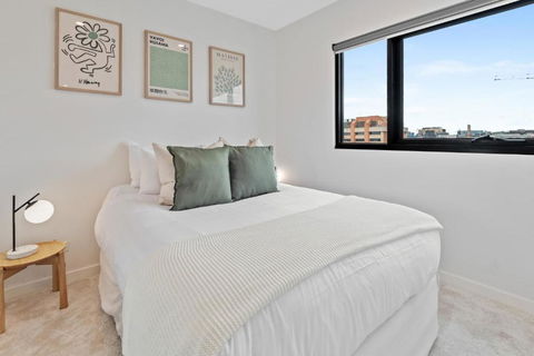 Elegant Collingwood Apartment With City Views - Accommodation Main Beach 1