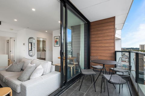 Elegant Collingwood Apartment With City Views - Accommodation Main Beach 2