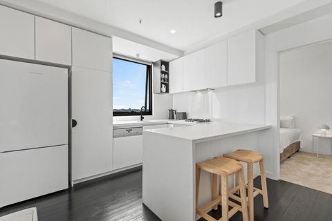 Elegant Collingwood Apartment With City Views - Accommodation Main Beach 3