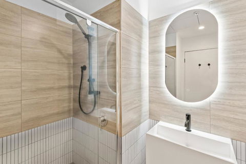 Elegant Collingwood Apartment With City Views - Accommodation Main Beach 4