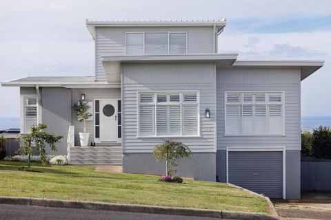 Elegant Home With Coastal Views - Accommodation Main Beach 0