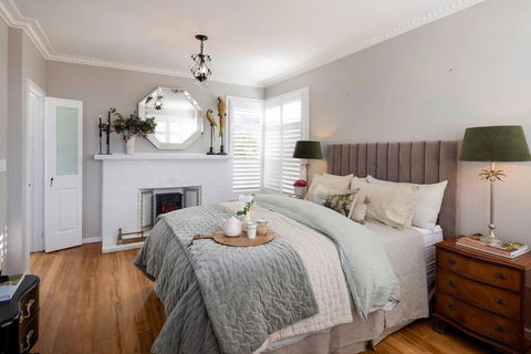 Elegant Home With Coastal Views - Accommodation Main Beach 1