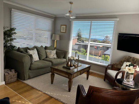 Elegant Home With Coastal Views - Accommodation Main Beach 2