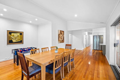 Elegant Luxury - Family Entertainer In Ringwood - Accommodation Main Beach 3