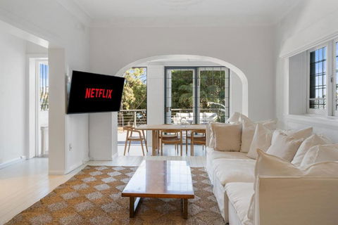 Executive 2BR Apt With Balcony Near Yarranabbe Park - Accommodation Main Beach 0