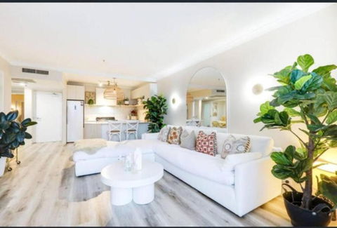 Elegant Oceanview Stay - Accommodation Main Beach 4