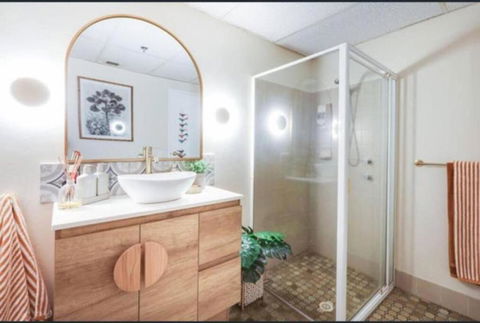 Elegant Oceanview Stay - Accommodation Main Beach 2