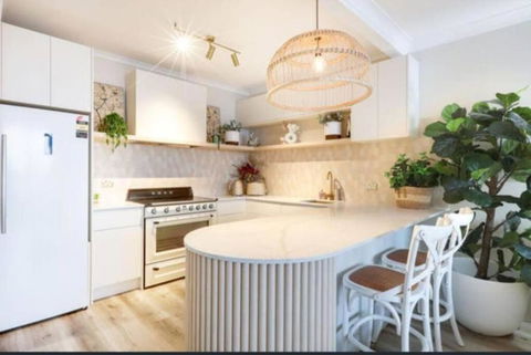 Elegant Oceanview Stay - Accommodation Main Beach 1