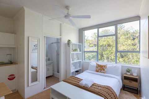 Elegant Studio With Rooftop Harbour Views - Accommodation Main Beach 3