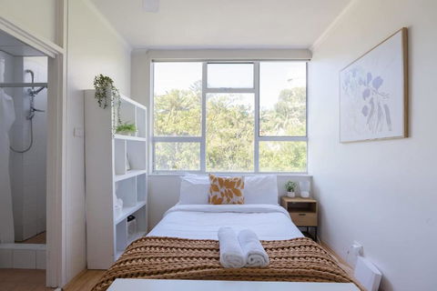 Elegant Studio With Rooftop Harbour Views - Accommodation Main Beach 4