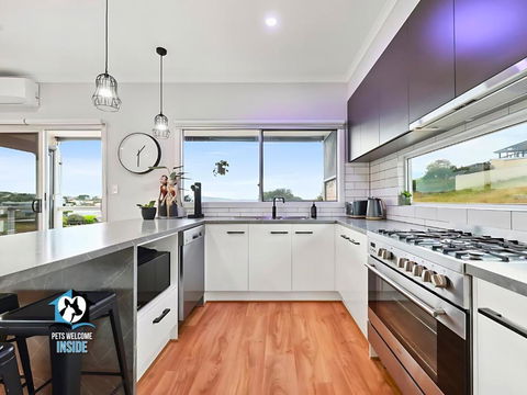 Elevated Coastal Escape Birdsby Day Light By Night - Accommodation Main Beach 4