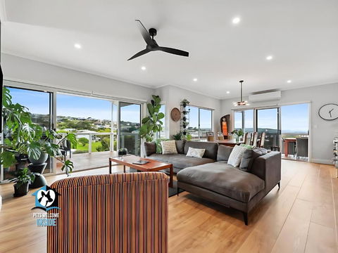 Elevated Coastal Escape Birdsby Day Light By Night - Accommodation Main Beach 1