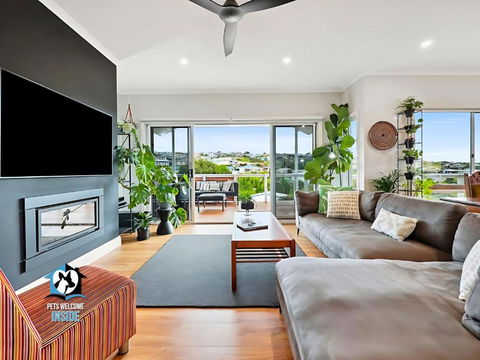 Elevated Coastal Escape Birdsby Day Light By Night - Accommodation Main Beach 0