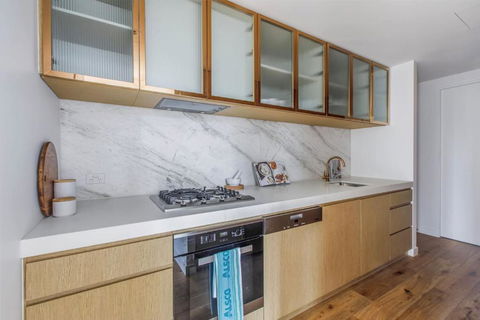 Elevated Elegance - A Fusion Of Style And Comfort - Accommodation Main Beach 1