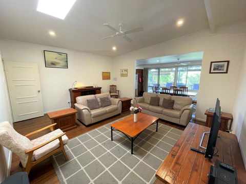 Elizabeth Beach Guest House - Accommodation Main Beach 2