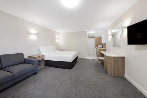 Elizabethan Lodge - Accommodation Main Beach 2