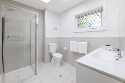 Elizabethan Lodge - Accommodation Main Beach 3