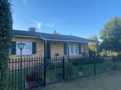 Ellessa - Accommodation Main Beach 0