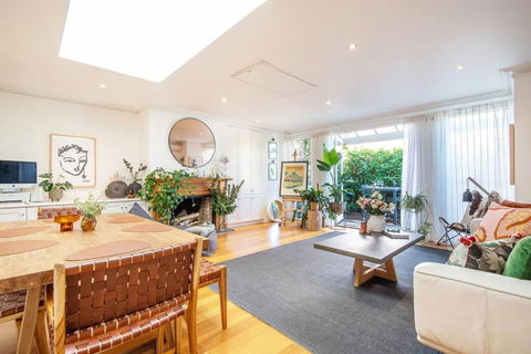 Elm Cottage With Luxury Lifestyle Location - Accommodation Main Beach 0