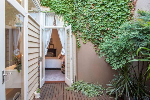 Elm Cottage With Luxury Lifestyle Location - Accommodation Main Beach 1