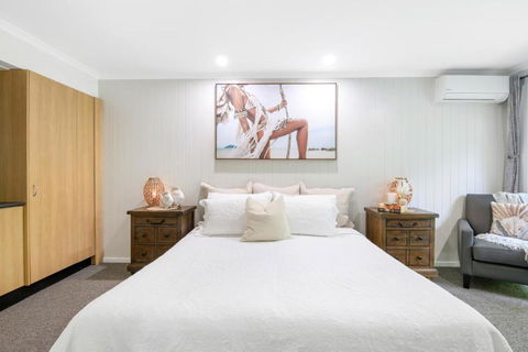 Elvis Romance At The Beach - Accommodation Main Beach 1