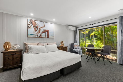 Elvis Romance At The Beach - Accommodation Main Beach 2