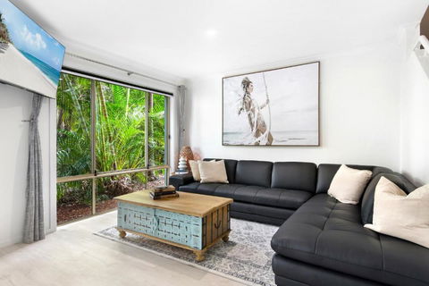 Elvis - The Great Seaside Adventure - Accommodation Main Beach 1