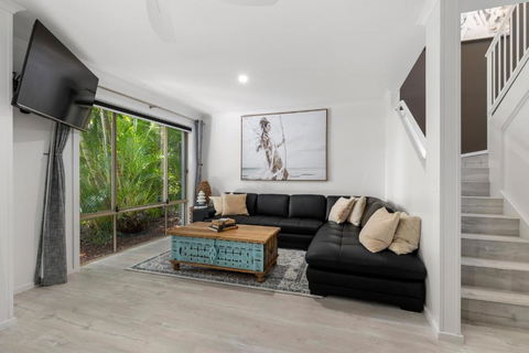 Elvis - The Great Seaside Adventure - Accommodation Main Beach 2