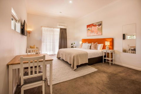EM Apartments - Accommodation Main Beach 3