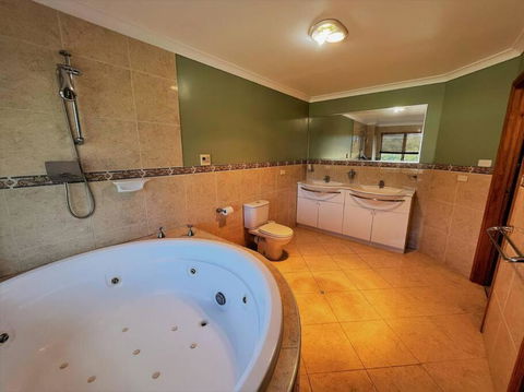 Emily St Escape - Accommodation Main Beach 4