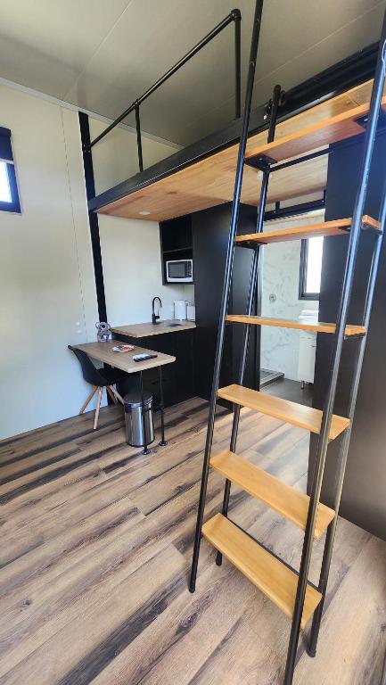 Enchanting Tiny Home In Vibrant - Accommodation Main Beach 2